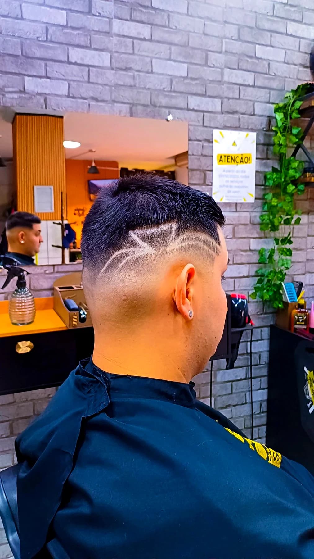 Corte masculino finalizado com degradê e desenho lateral