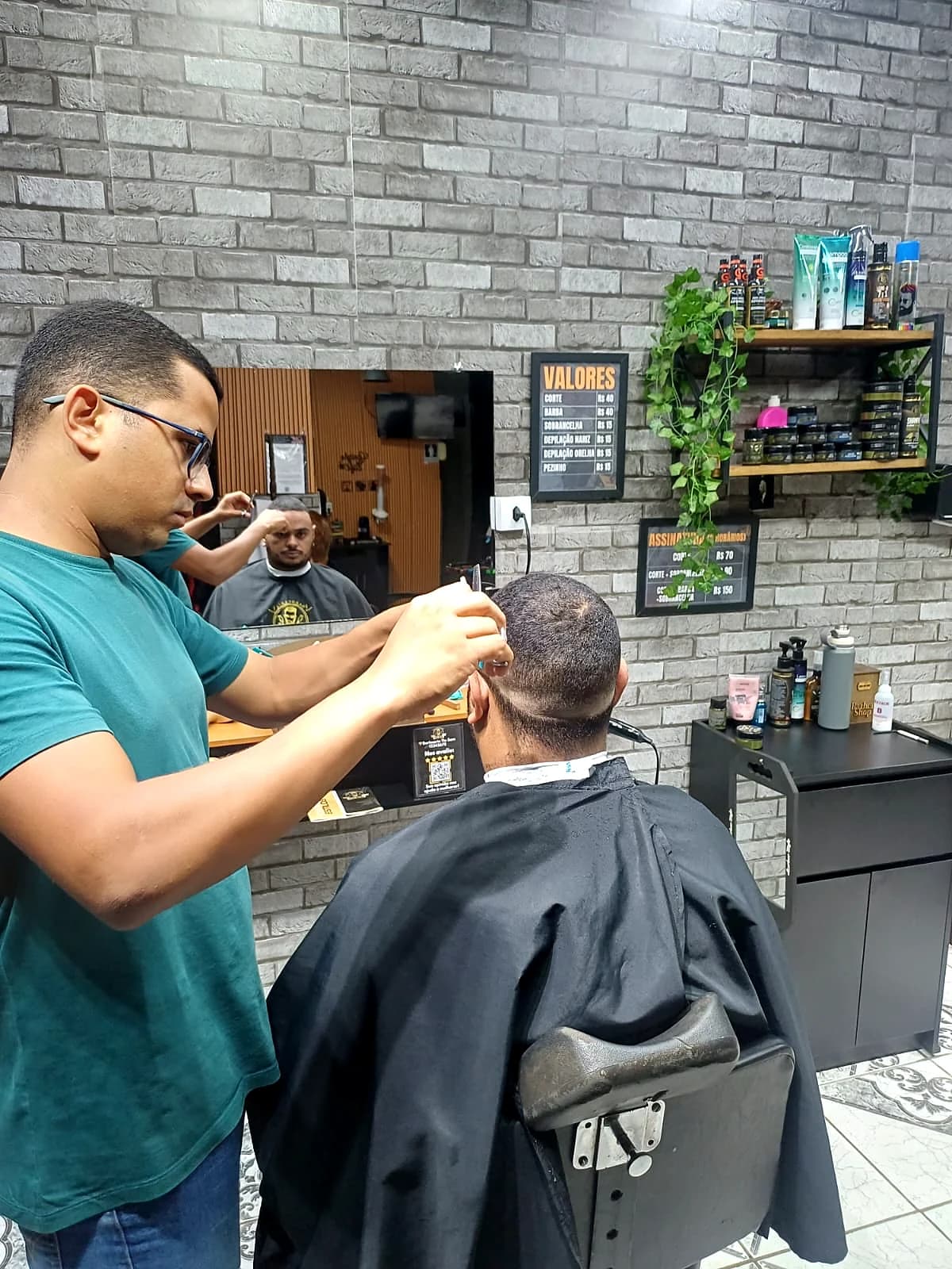 Acabamento de corte masculino na Barbearia Tio Sam