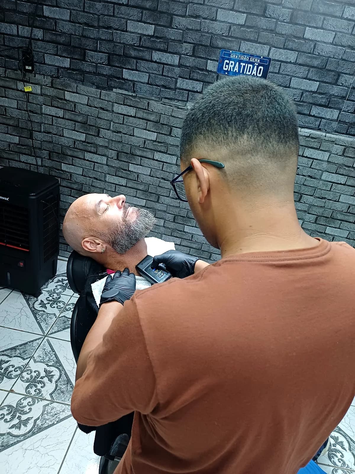 Cliente com corte masculino moderno finalizado