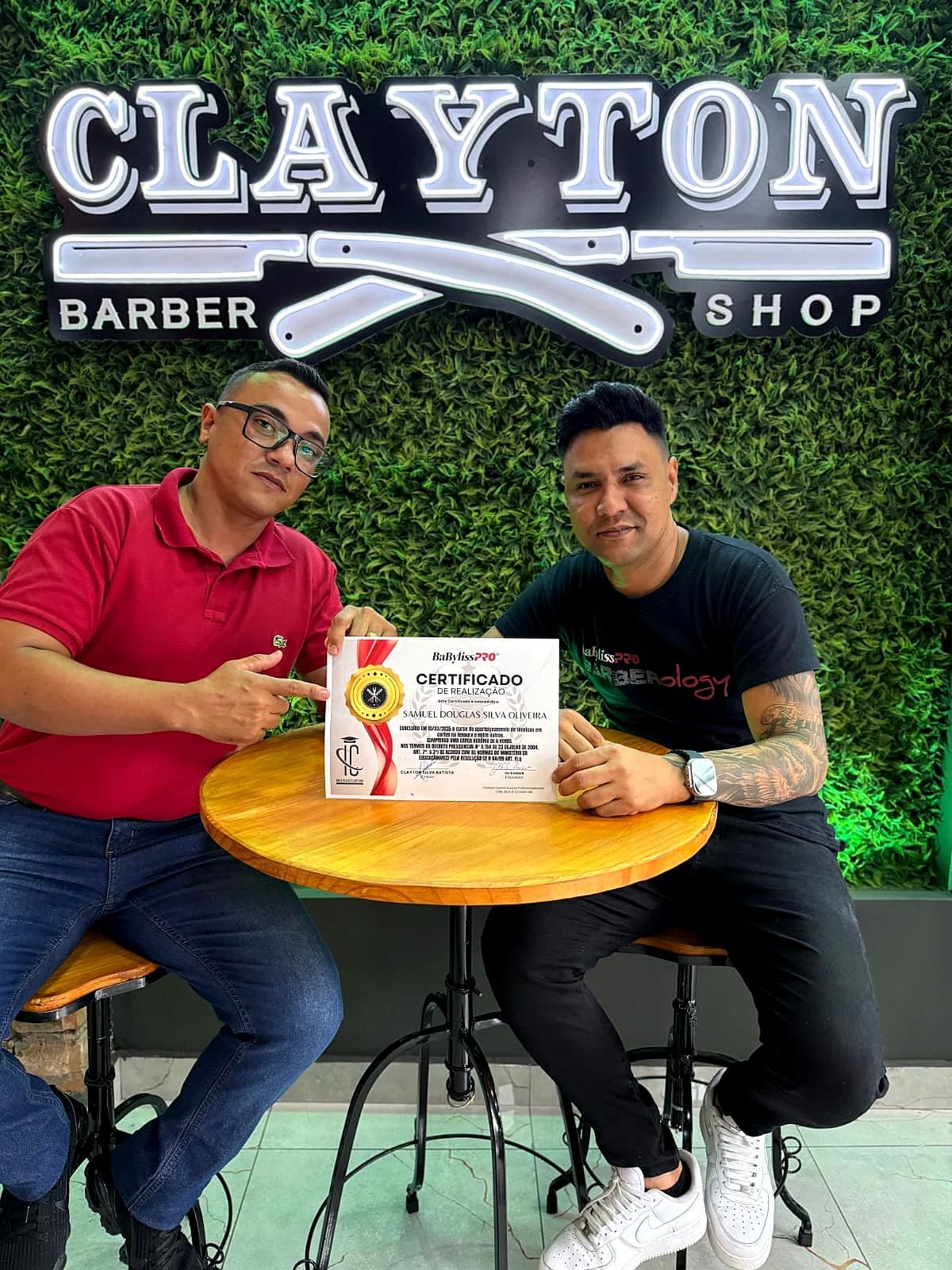 Profissional da Barbearia Tio Sam exibindo certificado de aperfeicoamento