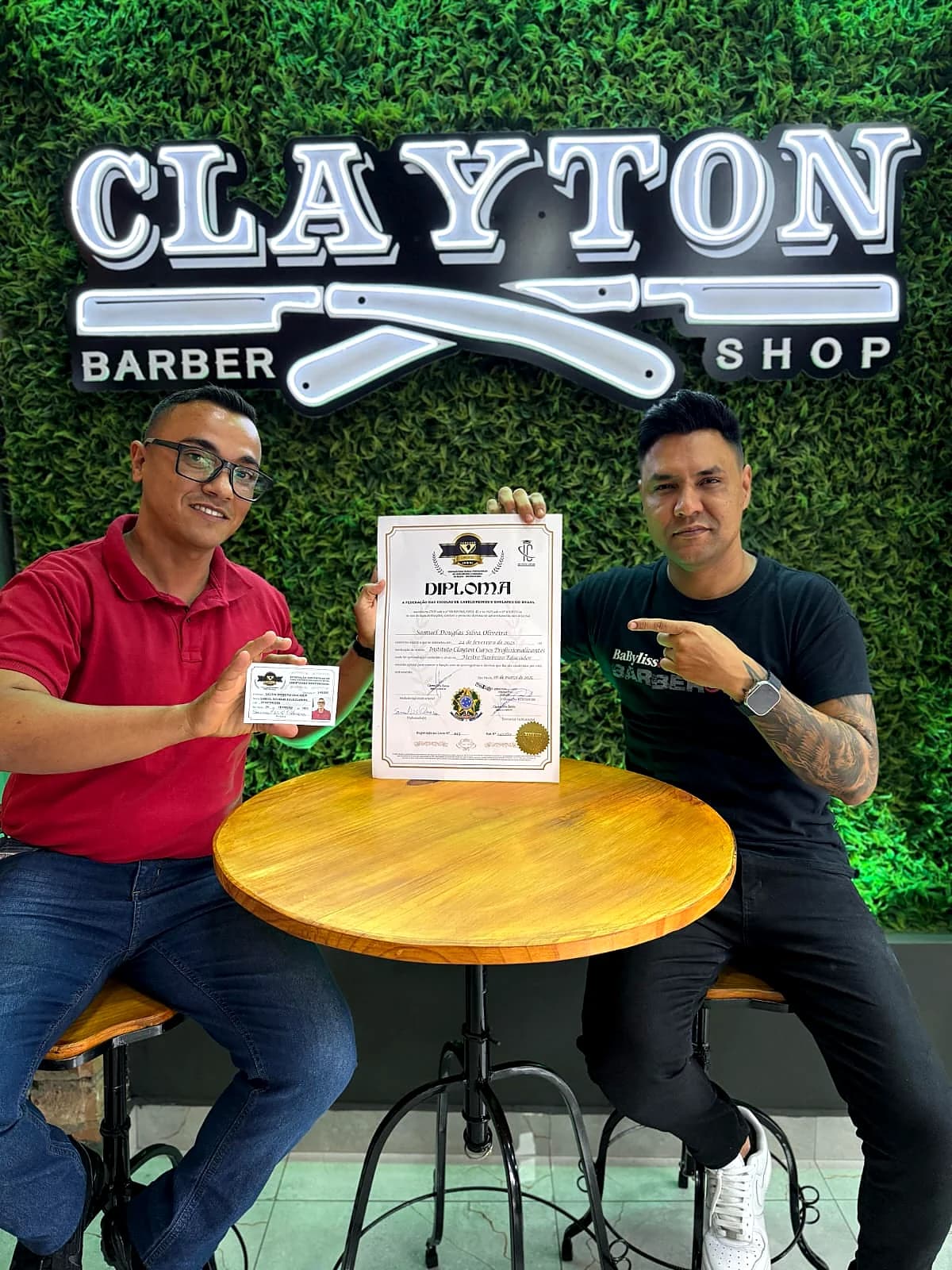 Certificado de curso exibido em barbearia durante aperfeicoamento profissional