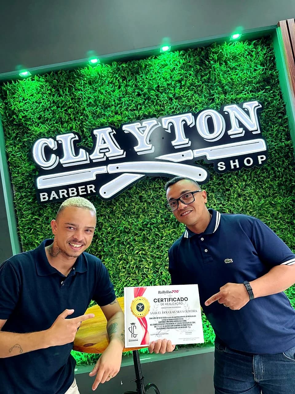 Profissionais segurando certificado de curso para barbearia