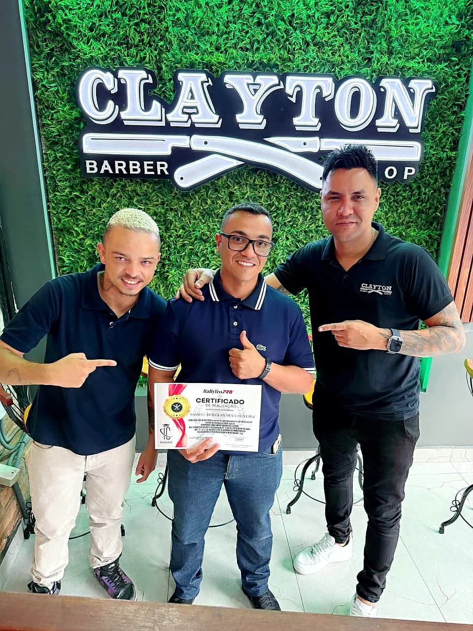 Equipe exibindo certificado de capacitacao profissional